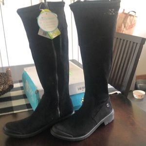 BZees knee high boots size 6.
